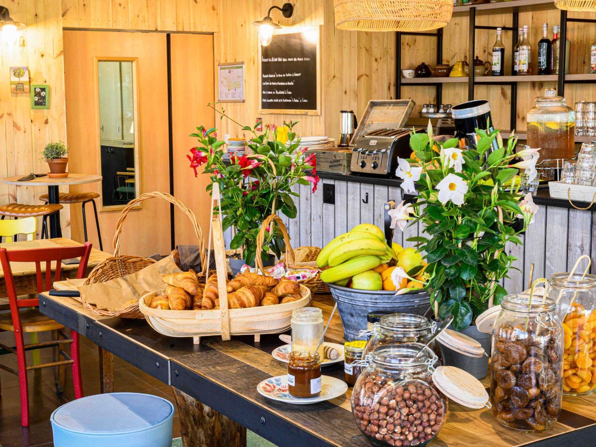 Greet Hotel Evreux Centre - Route De Normandie By Accor Экстерьер фото